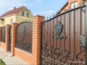 Кирпичный забор с ковкой  150 метров фото в Дрожжино