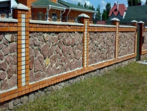Кирпичный забор с камнем 12 метров фото в Дрожжино