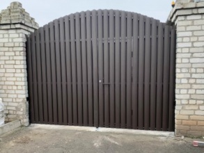 Ворота распашные из евроштакетника - пример 2 фото в Дрожжино