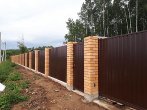 Кирпичный забор на ленточном фундаменте 12 метров фото в Дрожжино