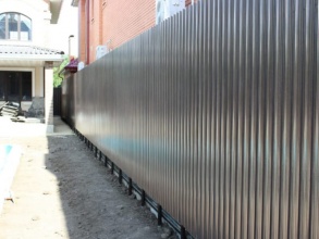 Забор из евроштакетника на ленточном фундаменте 57 метров фото в Дрожжино