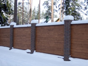 Кирпичный забор на ленточном фундаменте 15 метров фото цена за метр